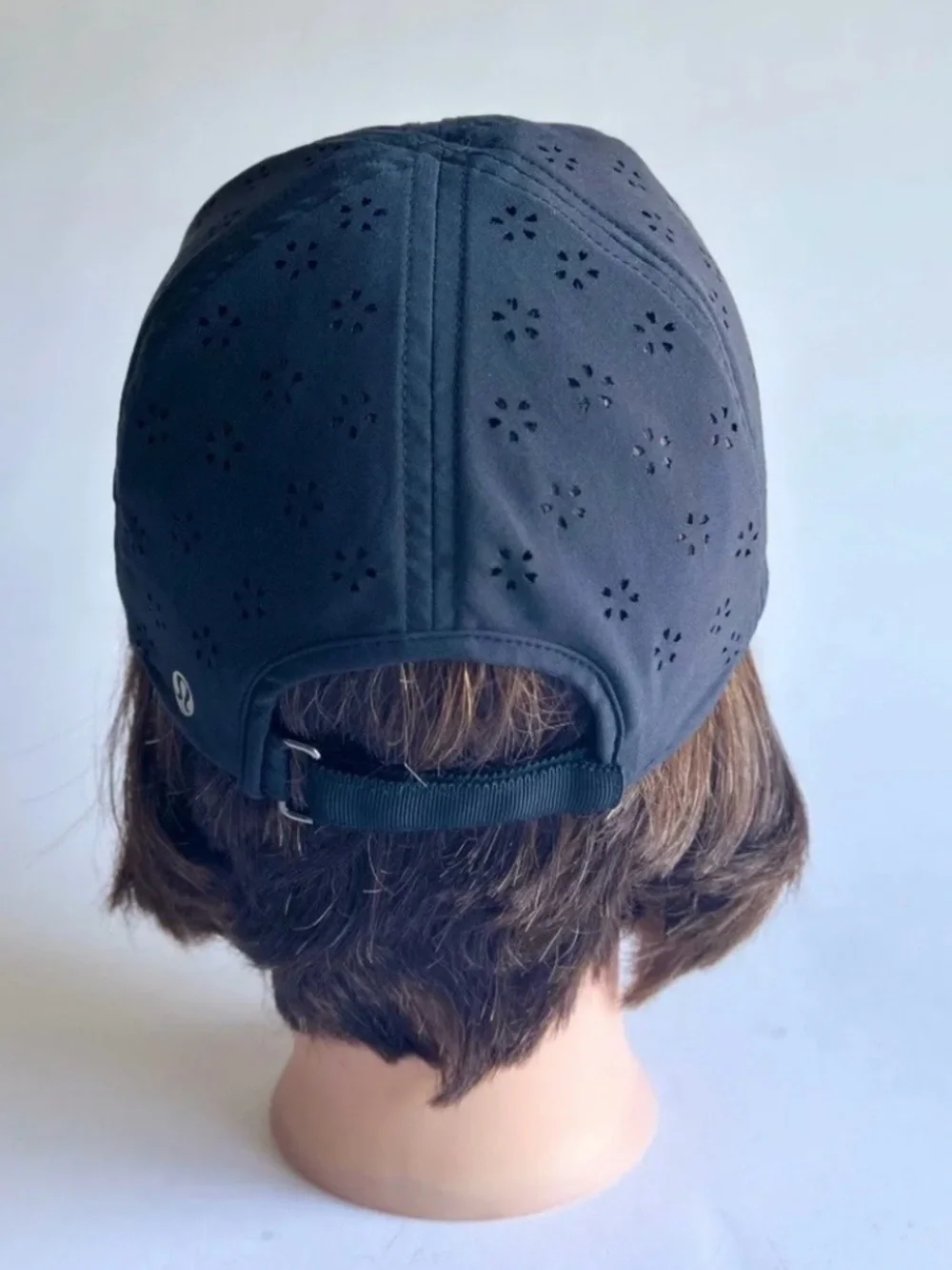 Lululemon Black Adjustable Strap Cap Size M.